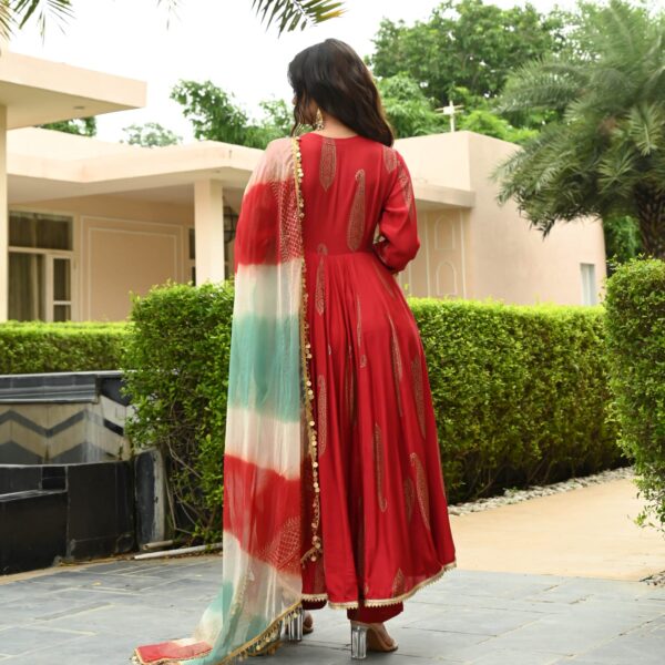 Women's gold printed kurta and pant, chiffon dupatta set - Image 2